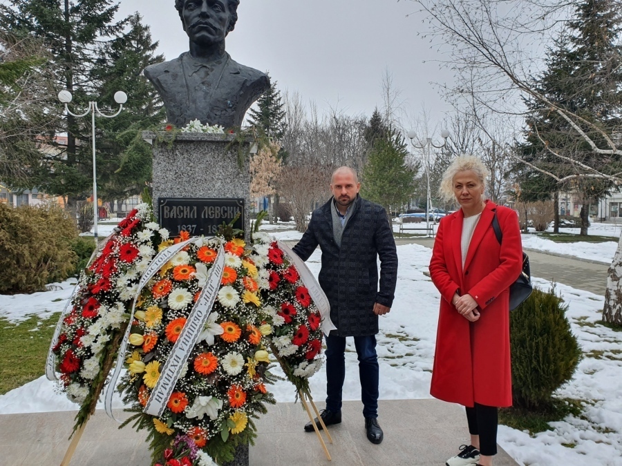 Има такъв народ положи цветя пред паметника на Васил Левски в Ихтиман